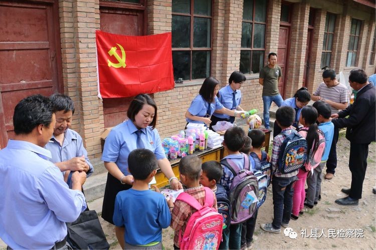 大爱无疆关爱儿童视频,检察院关爱留守儿童爱心捐赠活动