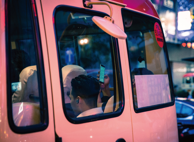 香港丨我们拍了24张香港，从中看到了困顿、欲望和爱