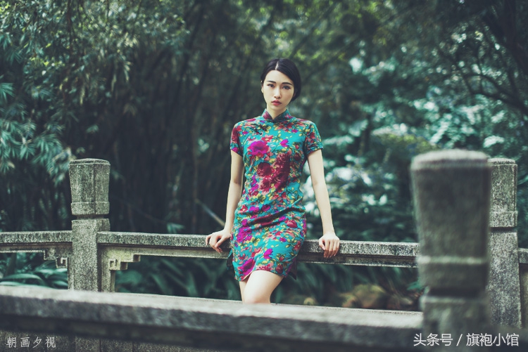 中年女士穿旗袍站坐姿势,穿旗袍怎么走步