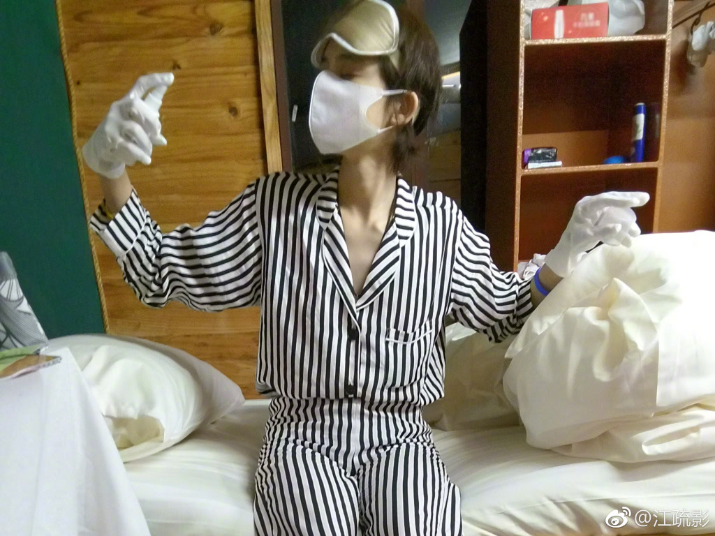 江疏影桃红色夏天防晒服,花少3江疏影古力娜扎快乐大本营