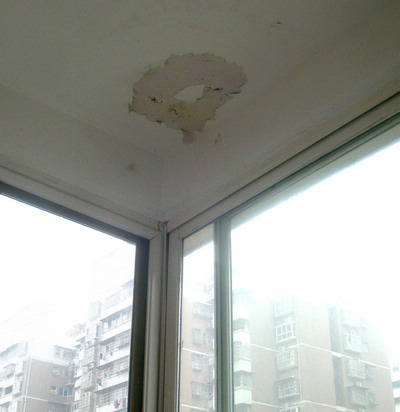 楼上阳台经常漏雨沟通没用怎么办,阳台顶漏水是什么原因引起的