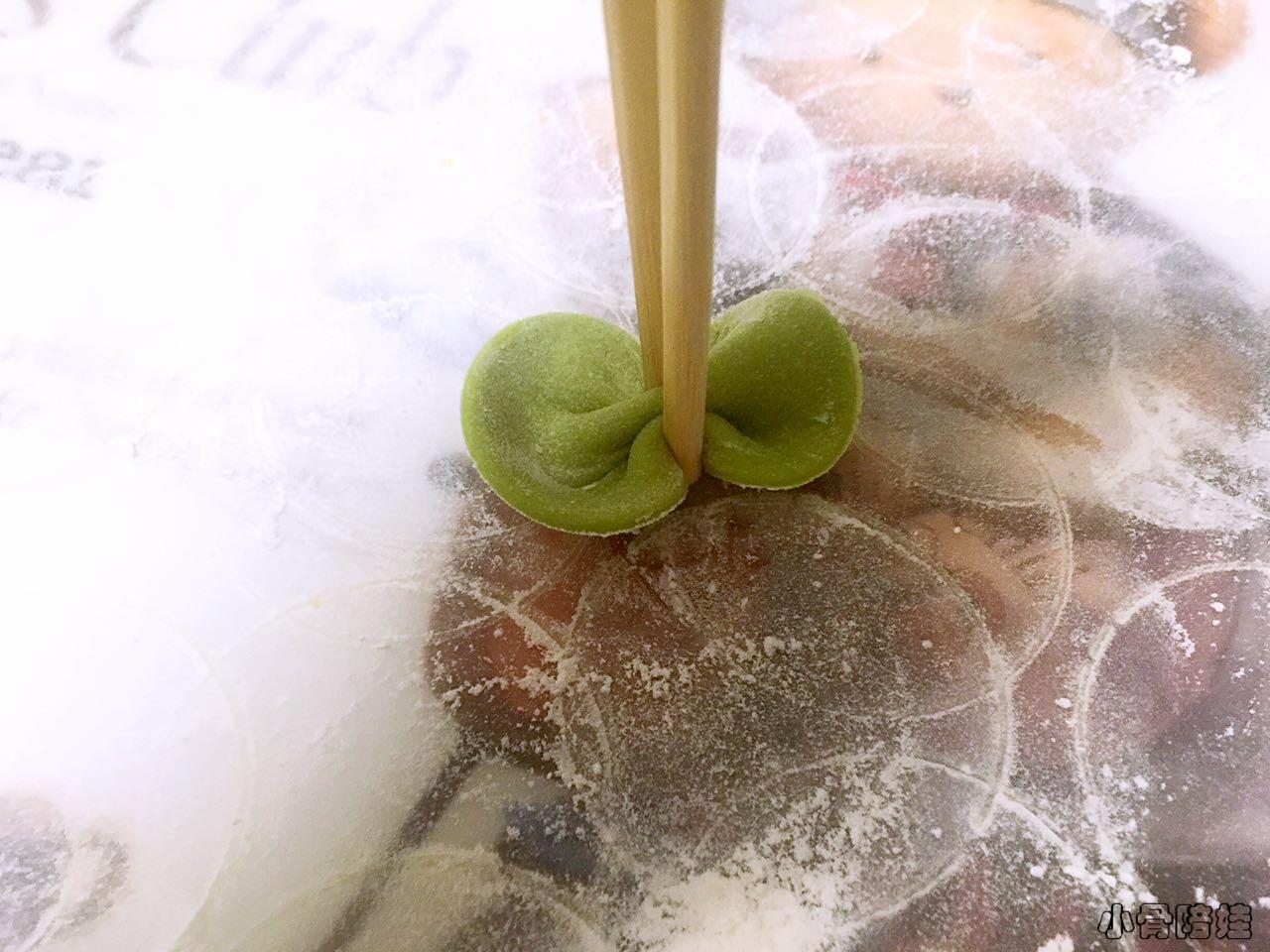 宝宝彩色手擀面的做法,纯手工手擀面制作过程