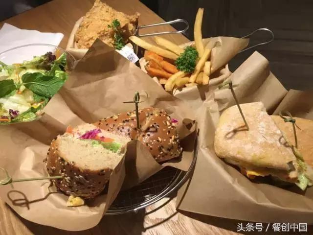 草木绿、工业风、无纸化点餐、小龙虾配朝日啤酒怎么潮怎么上