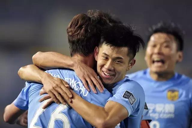 国足球迷爆粗口的搞笑视频,国脚发声为球员说话遭球迷怒斥