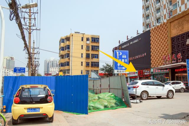 几个意思?去郑州南阳路吃海鲜,服务员你把菜倒桌上就跑?