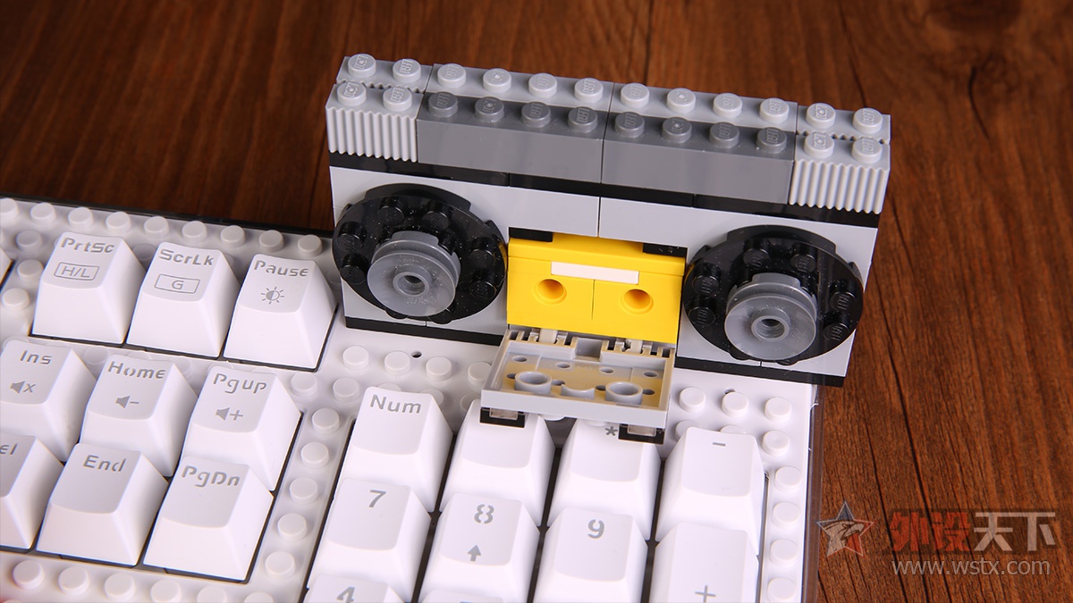 这款键盘有点厉害:可调键程、可在右上方组装乐高模型,最重要的是它有10种灯效