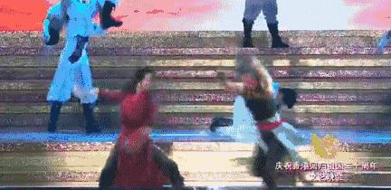 习*平近**走上舞台同全场高唱《歌唱祖国》昨晚的这台晚会刷屏了！