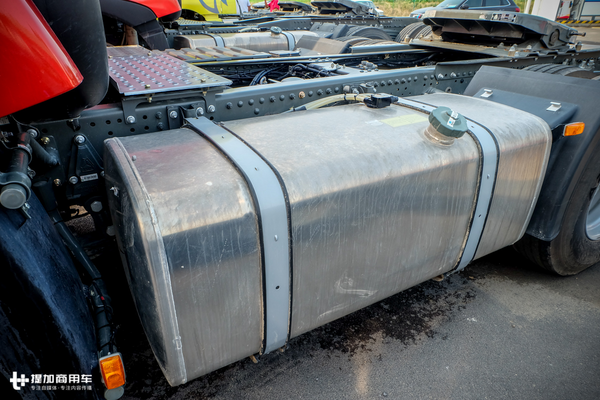 新款重汽t7牵引车,540马力的重汽