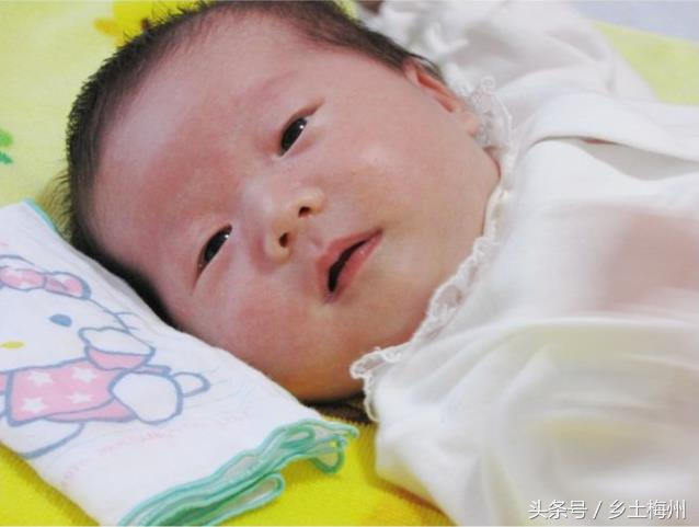 小孩身上长痱子一洗澡都红了,孩子长痱子可以用冷水洗吗