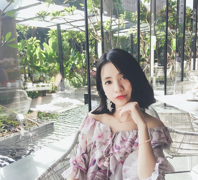 现在女人都怎么穿衣服的,现在女人都是怎么穿衣服的