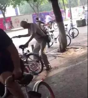 一夜风雨后，成都一白发爷爷的这个举动获赞无数！