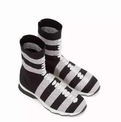 杨幂一口气买了十双的鞋,杨幂穿的薄荷绿运动鞋