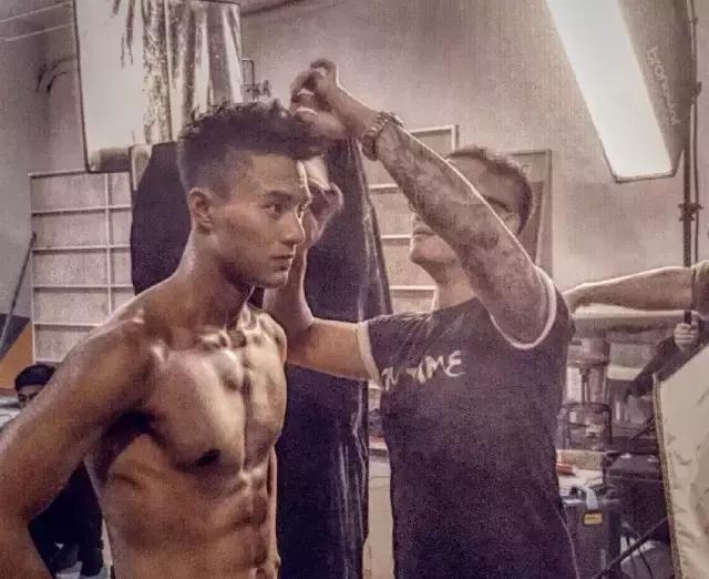 00后大学生当男模,211大学生当男模