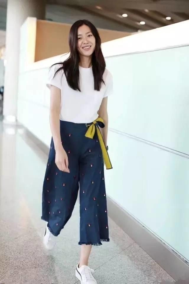 杨幂一口气买了十双的鞋,杨幂穿的薄荷绿运动鞋