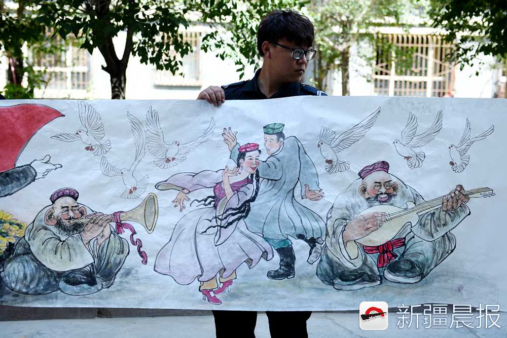这位”有心人“手绘56米民族团结画卷居民生活跃然纸上