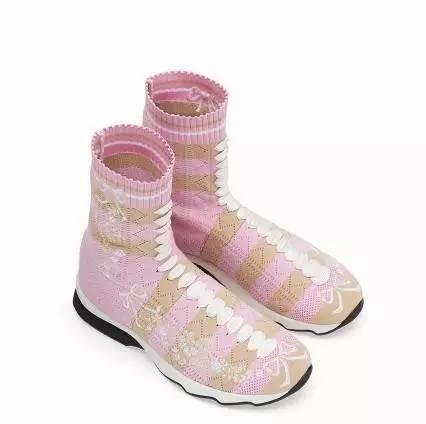 杨幂的最近穿的运动鞋,杨幂穿的薄荷绿运动鞋