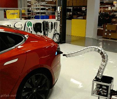 十张搞笑GIF图：还记得那年坐在你车后面的女孩吗：被人打断了狗腿