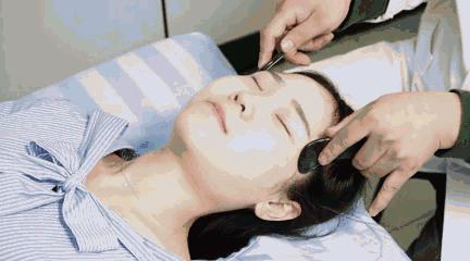 面部去皱,原来可以这样做!刮痧手法真人示范!值得收藏