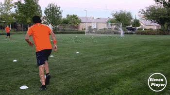 足球长传技巧详细解析,足球边路传中技巧教学