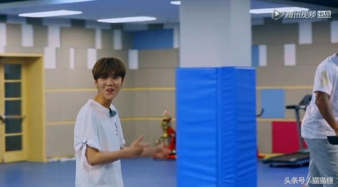 约吧大明星鹿晗转魔方,约吧大明星鹿晗打篮球