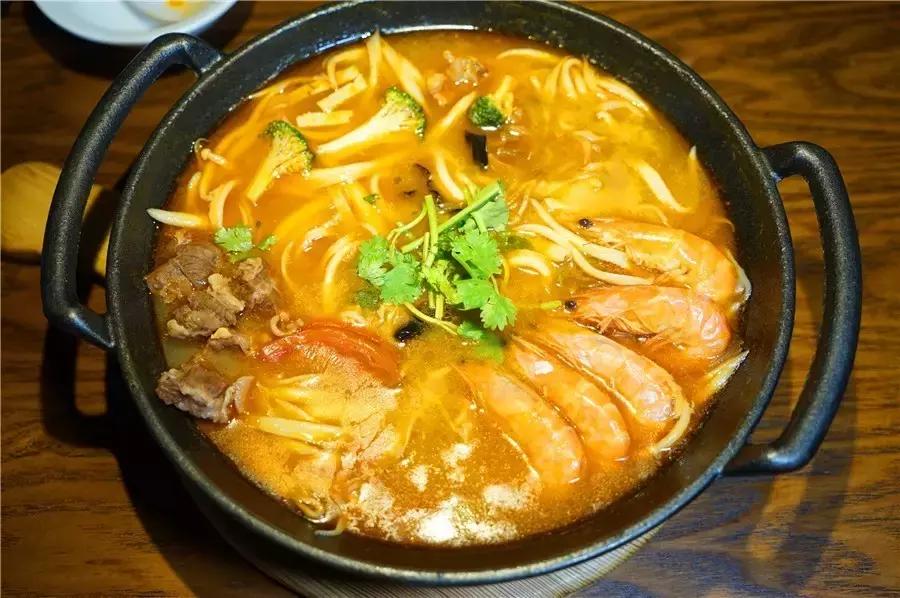 蒙眼用剪刀做面，服了！这么牛X的店居然系佛山的10年老字号！东家好吃才是硬道理！