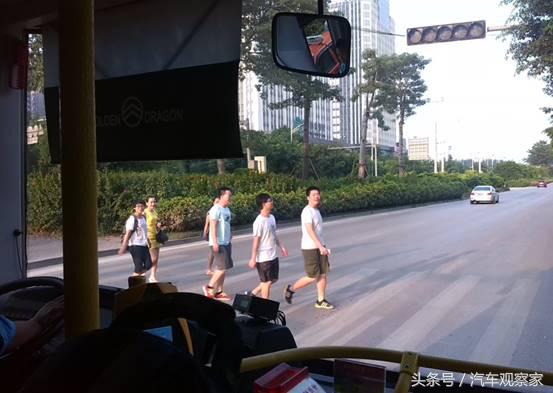 开车速度80撞伤了闯红灯的行人,开车撞了闯红灯的行人怎么办