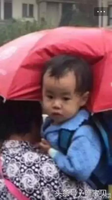 突然下暴雨,大妈直接把娃塞进这里,网友集体笑喷了