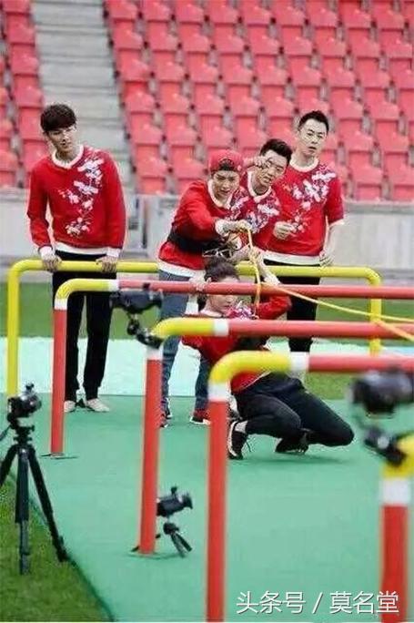 鹿晗换了金色的戒指,鹿晗转戒指