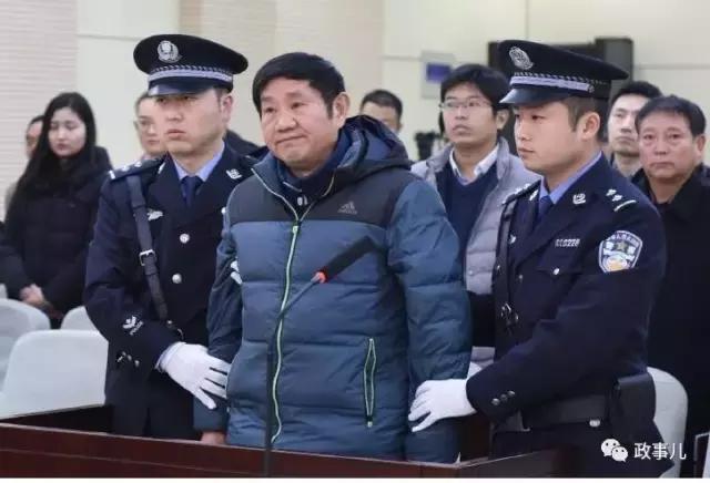 “罩着”色情场的幕后官员