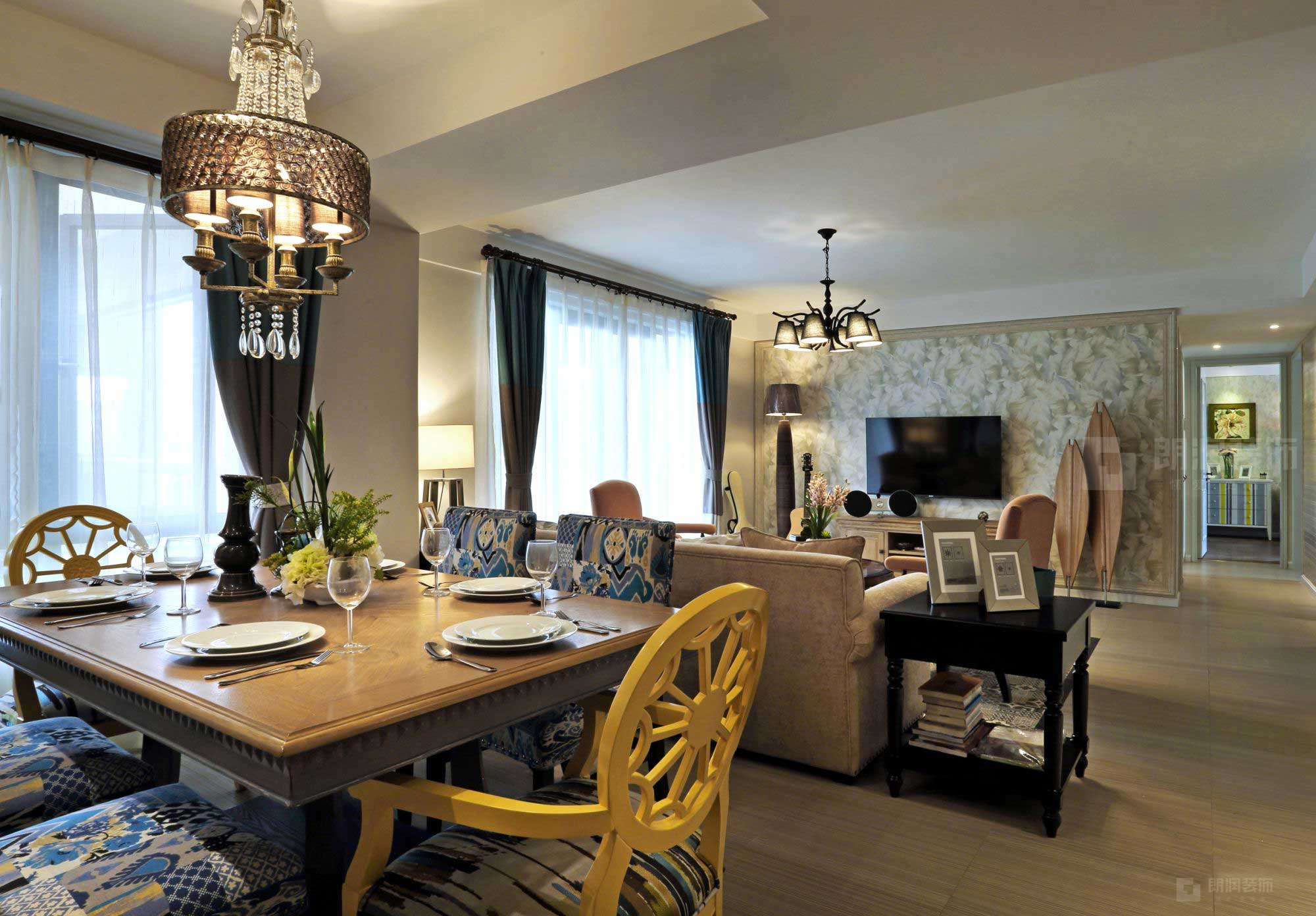 成都南湖世纪109平轻奢法式风格设计实景图，客餐厅开放式设计不错，温馨实用有格调