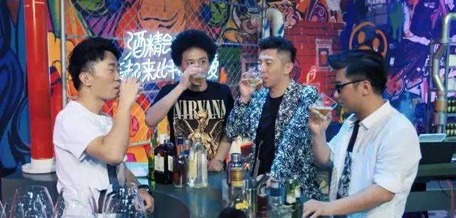 举杯呵呵喝胡海泉,胡海泉尬聊