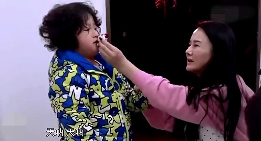 轩轩流鼻血冉莹颖痛心！面对孩子流鼻血，如何快速止血？崔玉涛来教你！