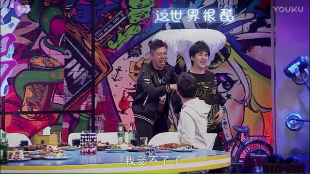 举杯呵呵喝胡海泉,胡海泉尬聊