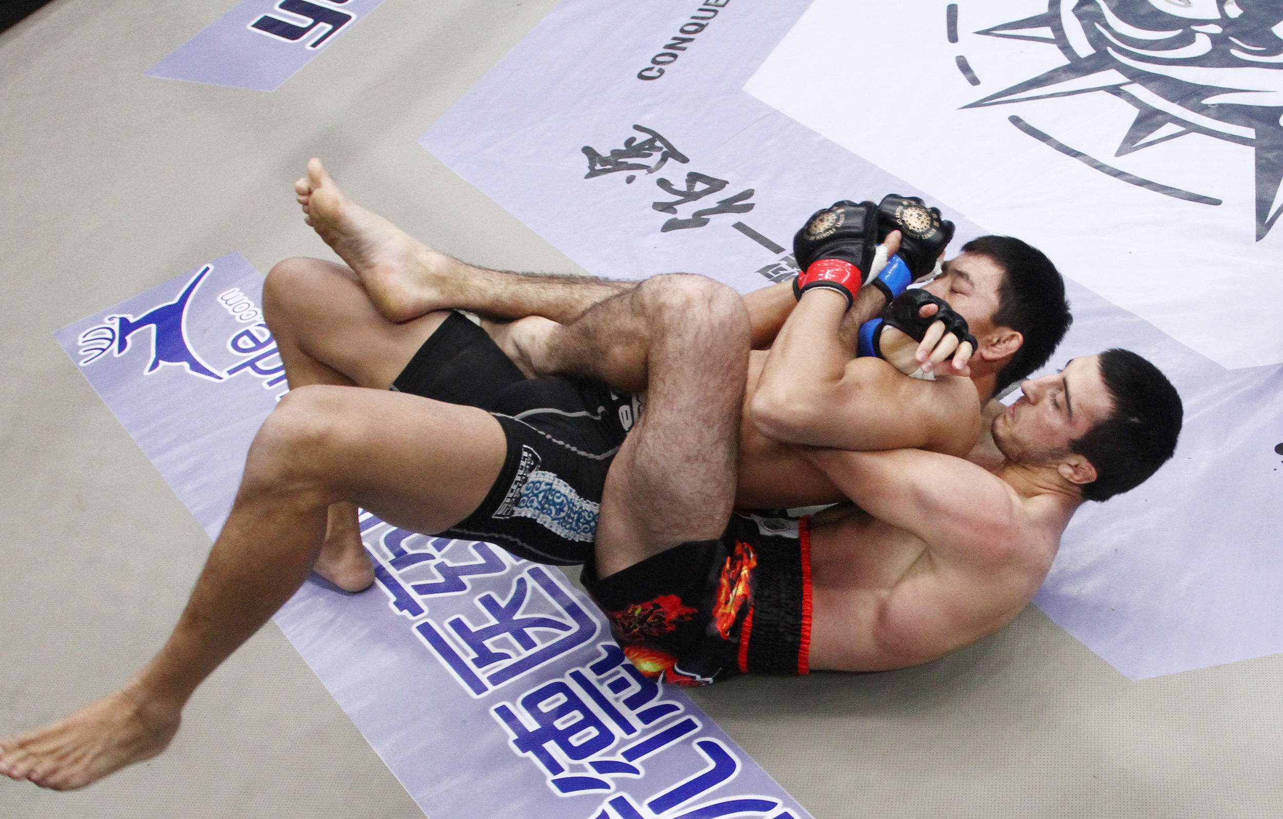 被对手勒紧脖子但死不投降，多亏裁判及时喊停，这个*疆新**冠军才捡回一条命