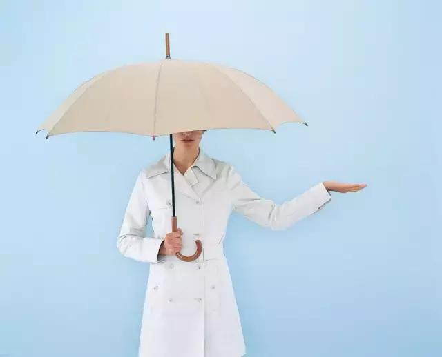 艾特扬州人，拜托！时尚的人都已经在雨天拗起造型了，你却还在躲雨