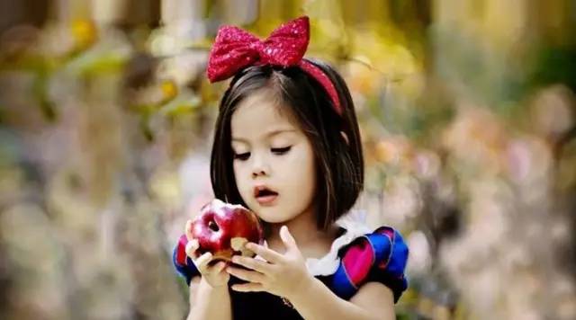 晚上吃苹果是吃毒药吗,晚上吃苹果等于吃毒药这是真的吗