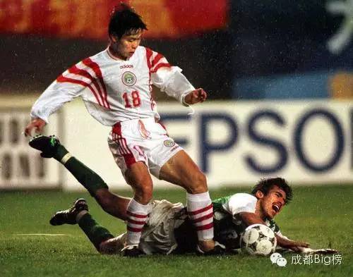 十几年过去了，这儿终于又被成都球迷包围了