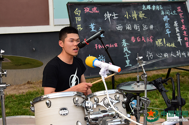 一大波帅哥来袭！远航乐队露天演唱会嗨翻军校