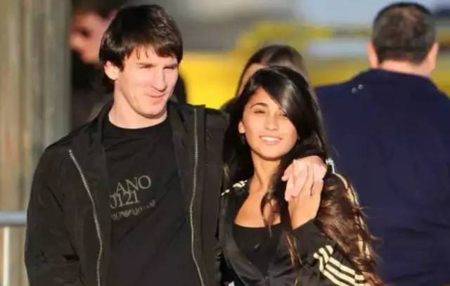 梅西30岁娶了自己爱了22年的女生,31岁篮球天才娶大10岁二婚妻子