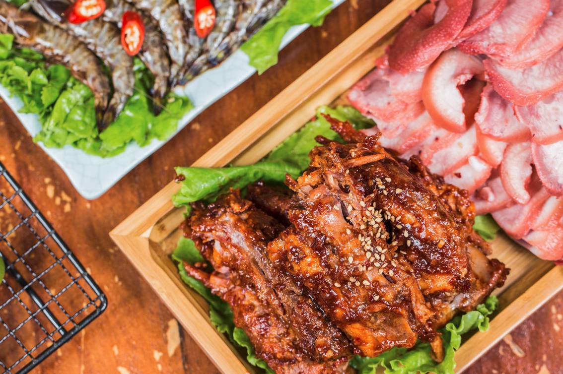 “五级辣”火山辣烤猪蹄、芝士烤肉锅、活鳗鱼三吃，想尝津城独一家才有的招牌菜，你得去津城美食街—西湖道！你能挑战顶级辣？还能打五折