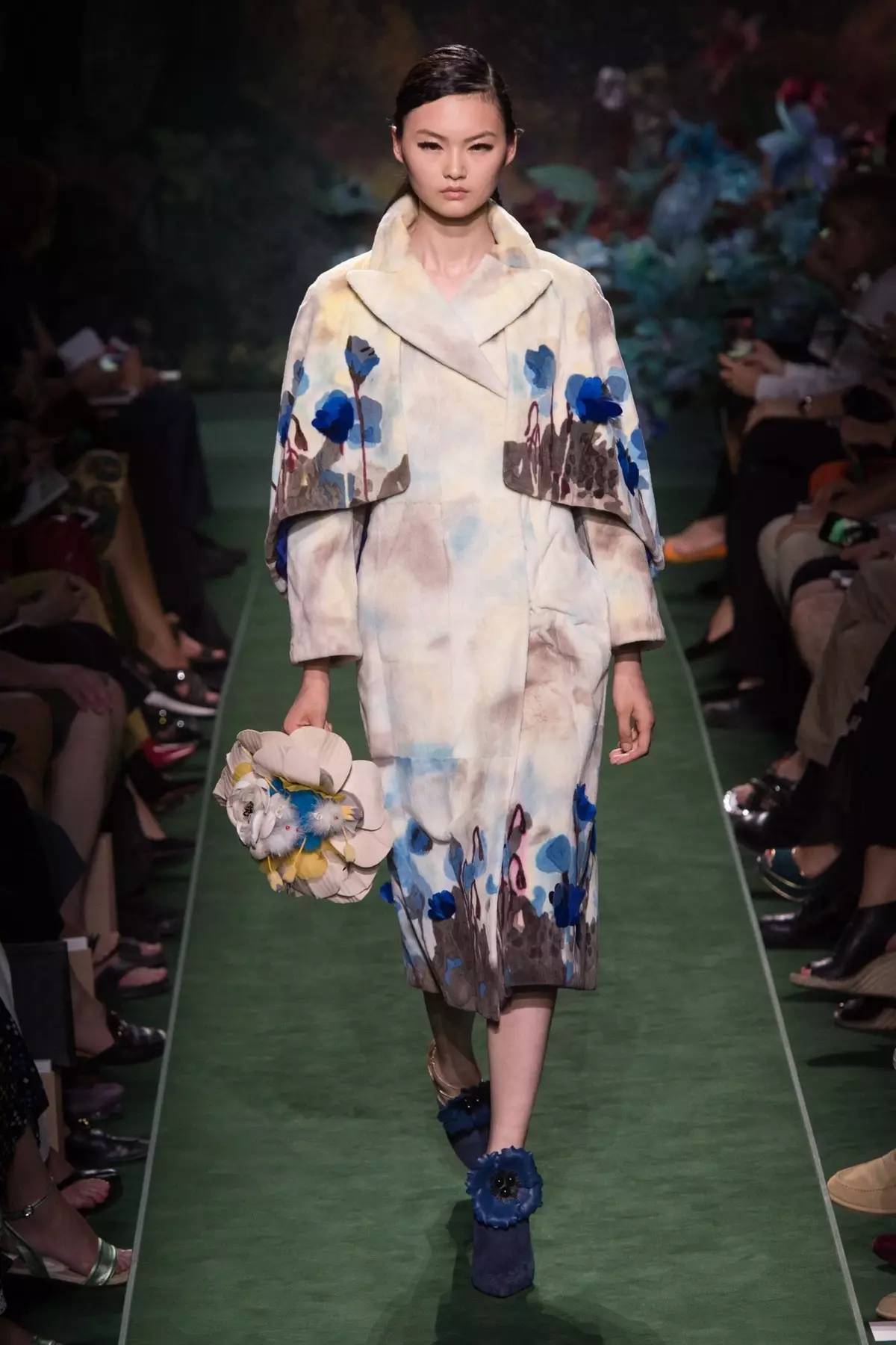 高定周报道｜Fendi：高级皮草定制的花朵幻梦