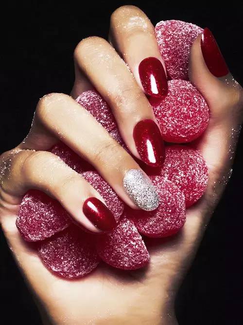 给指甲涂色吧,给指甲一抹色彩