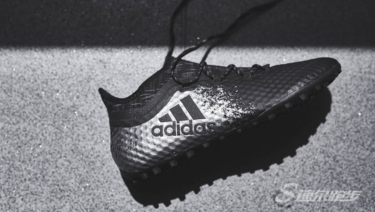 踢草皮场适合什么足球鞋,足球野球场球鞋推荐