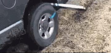 车两前轮掉坑怎么弄出来,车子单边掉坑怎么处理