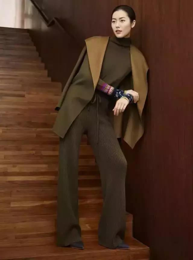 刘雯的走秀高光时刻,刘雯日常走路