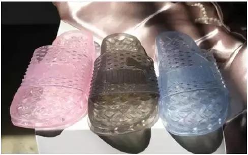 puma蕾哈娜同款鞋 (puma的蕾哈娜穿搭)