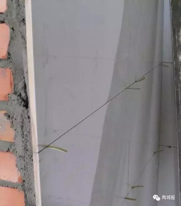 拖地后瓷砖有股鱼腥味是怎么回事,拖地后瓷砖缝有异味