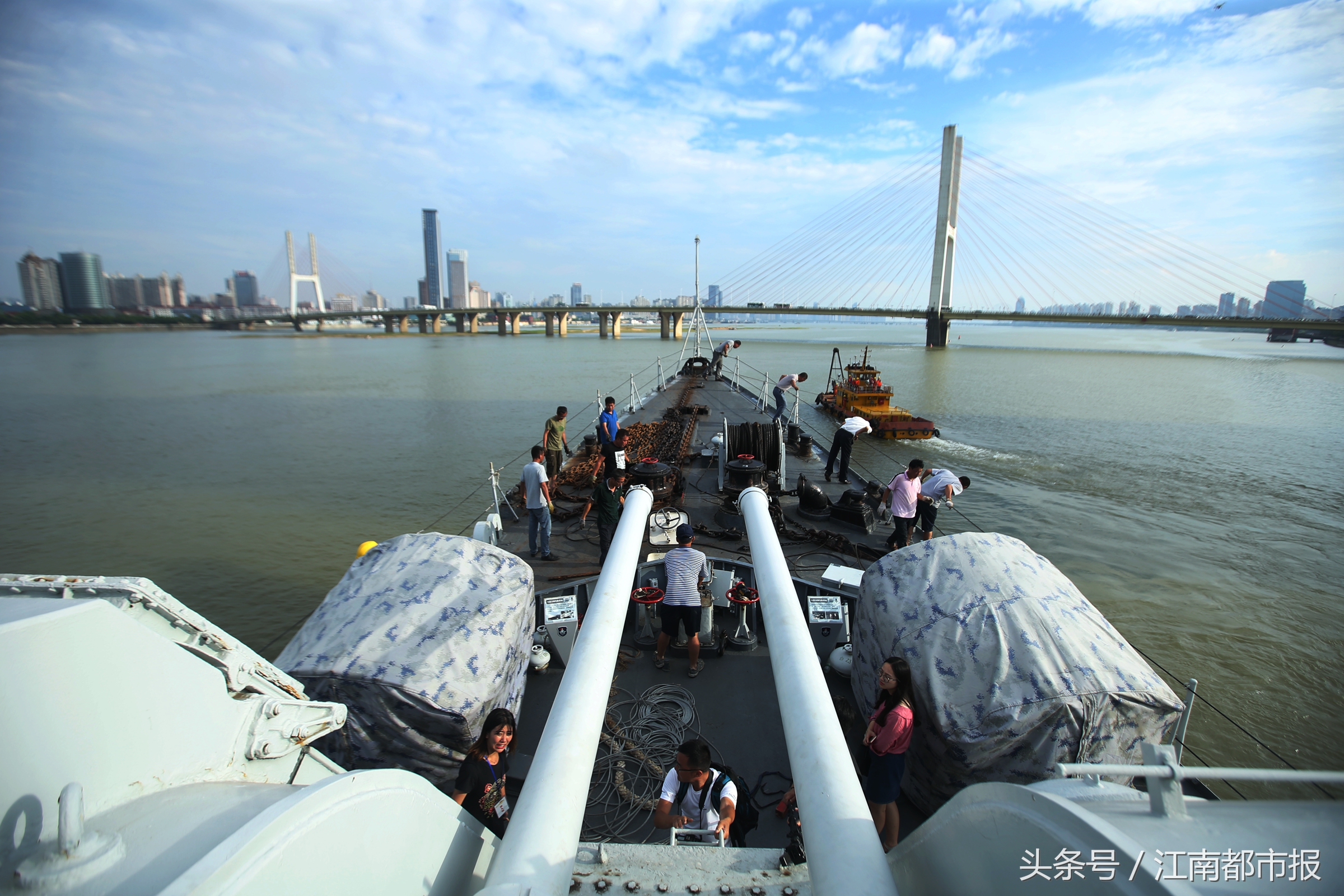 南昌舰下水视频,南昌舰回家