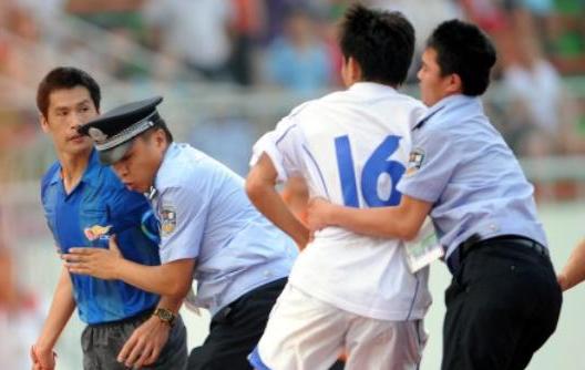 中国受处罚的足球裁判,足坛球员殴打裁判会有什么处罚