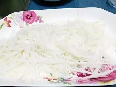 爽口的凉菜拌葱丝解腻 (凉菜下酒菜凉拌红萝卜丝)